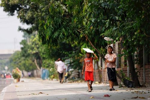 Trẻ em ở Dhaka, Bangladesh phải đối mặt với những đợt đóng cửa trường học từ 3 đến 4 tuần trong mùa hè. Nguồn: Reuters.