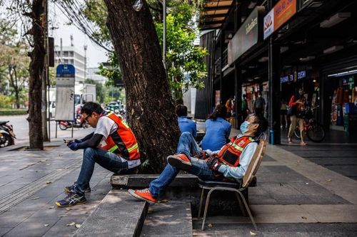  Nhiều người buộc phải làm việc ngoài trời, dưới thời tiết nắng nóng cực độ. 