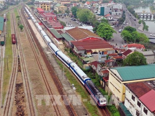  Đoàn tàu “Kết nối di sản miền Trung”. Ảnh: TTXVN. 