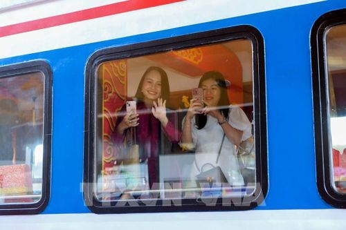  Du khách háo hức khi trải nghiệm sản phẩm du lịch mới. Ảnh: Trần Lê Lâm/TTXVN. 