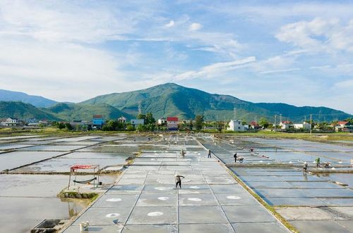 Theo tìm hiểu được biết, từ đầu vụ muối đến nay thời tiết hết sức khắc nghiệt, đặc biệt liên tục trong những ngày qua nắng nóng đạt đỉnh điểm, các hộ làm muối làng Phú Lộc (xã Quảng Phú, huyện Quảng Trạch) thu hoạch ổn định, đạt năng suất cao.