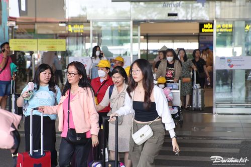 Hiện nay, để thực hiện được một chuyến bay, bình quân một vé máy bay sẽ phải gánh trên 20 loại phí cả trực tiếp và gián tiếp. Ảnh minh họa.
