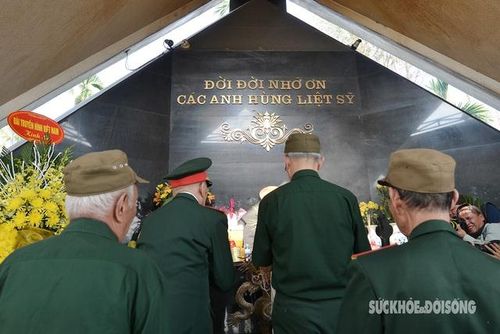 Những người lính Điện Biên năm xưa không khỏi bùi ngùi, xúc động nhớ thương đồng đội cũ.