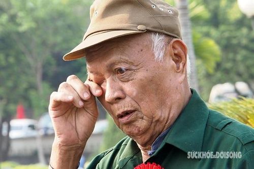 Trước anh linh của các anh hùng, liệt sĩ đã nằm xuống vì "Chiến thắng lừng lẫy năm châu, chấn động địa cầu" người chiến sĩ Điện Biên không khỏi nghẹn ngào, xúc động.