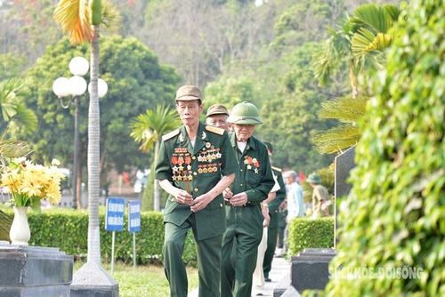Và cùng nhau cầm nén hương thơm đặt chân tới phần mộ của các anh hùng, liệt sĩ đã ngã xuống ở mảnh đất này.