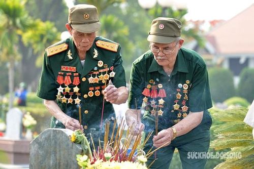 Trong thời khắc này, các chiến sĩ không khỏi rưng rưng xúc động.