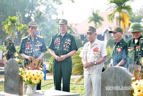 Các chiến sĩ thắp nén hương tại phần mộ của Anh hùng Phan Đình Giót, Bế Văn Đàn...