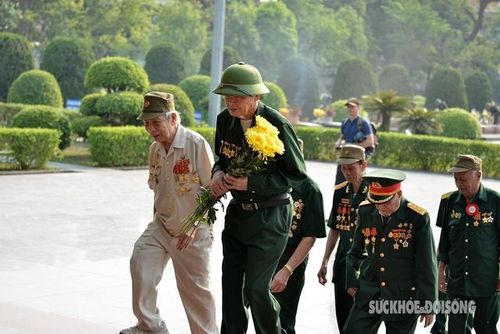 Các chiến sĩ Điện Biên năm xưa nay đều đã bước sang tuổi 80-90 nên những bước chân không còn vững nhưng năm nào, đúng dịp Kỷ niệm Chiến thắng Điện Biên Phủ cũng cùng nhau tới nghĩa trang thăm lại đồng đội đã ngã xuống.