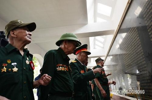 Các chiến sĩ Điện Biên đang tìm lại tên của đồng đội đã ngã xuống trong Chiến dịch Điện Biên Phủ.