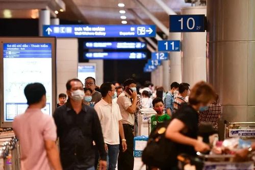 Giá vé máy bay tăng cao trong dịp lễ 30/4-1/5 vừa qua. Ảnh: Duy Hiệu.