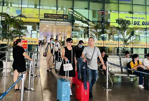 Hành khách tại Sân bay Quốc tế Tân Sân Nhất. Ảnh: Việt Dũng