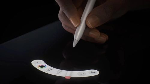 Magic Keyboard mới cùng bút Apple Pencil Pro. Ảnh: Apple.