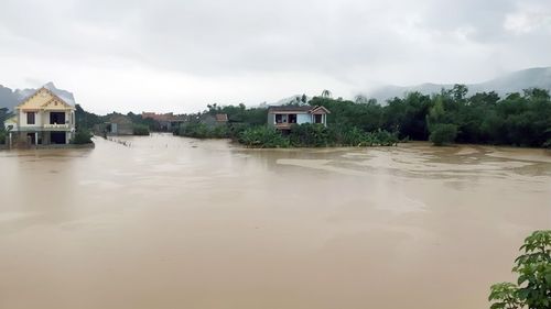 Làng quê chìm trong nước lũ sông Gianh