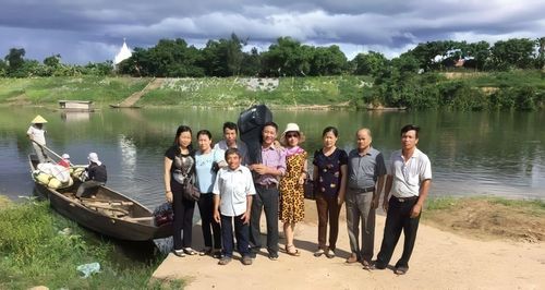 Lớp học trò chia tay nhau bên bến sông Gianh