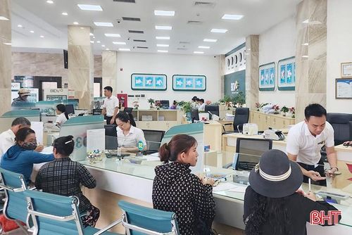 Khách hàng đến giao dịch tại BIDV Nam Hà Tĩnh.