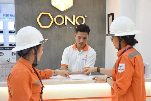  EVNHANOI tuyên truyền sử dụng năng lượng tiết kiệm hiệu quả tới khách hàng. (Ảnh: evnhanoi) 