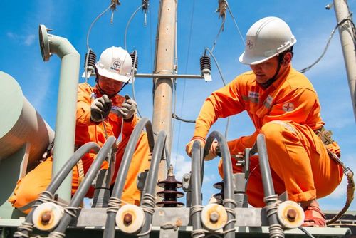 Sửa chữa các thiết bị điện. (Ảnh: PV/Vietnam+) 