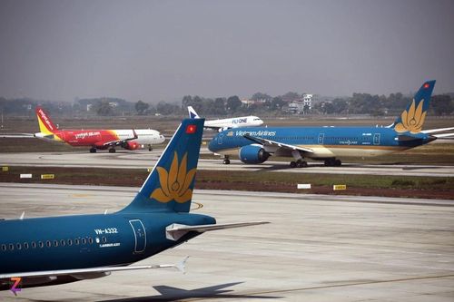 Hành khách sử dụng dịch vụ hàng không đang phải chịu gần 20 khoản thuế, phí. Ảnh: Nam Khánh.