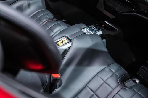  Trái ngược với ngoại thất bắt mắt, nội thất của chiếc Ferrari Daytona SP3 đầu tiên tại Singapore chỉ sở hữu tông màu đen, đi kèm các họa tiết hình vuông và đường chỉ may đỏ. 