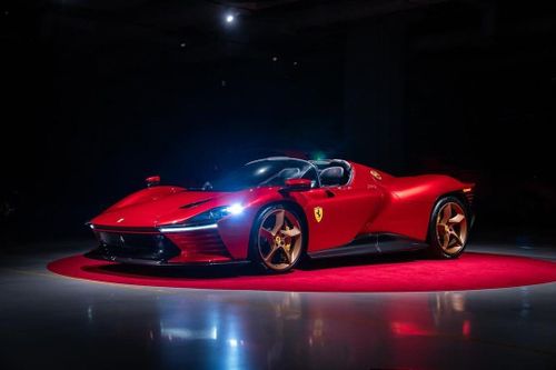  Đây không phải là chiếc Ferrari Daytona SP3 đầu tiên tại châu Á. Trước đó, một số chiếc đã được bàn giao cho các khách hàng tại Nhật Bản, Đài Loan và Hong Kong. 