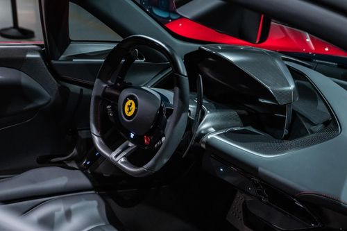  Tuy vậy, tất cả 599 chiếc Ferrari Daytona SP3 đều chỉ được sản xuất với cấu hình tay lái thuận. Do đó, chiếc xe này khó có thể sử dụng trên đường phố Singapore. 
