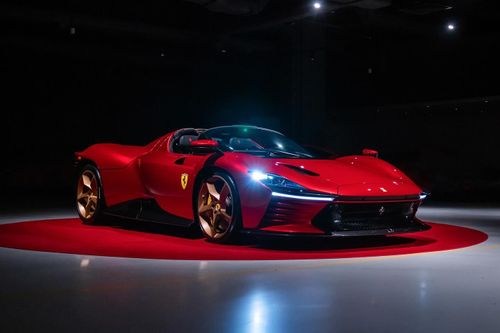  Chỉ với hệ dẫn động cầu sau, Ferrari Daytona SP3 có khả năng tăng tốc từ 0 lên 100 km/h chỉ trong 2,85 giây, trước khi đạt vận tốc tối đa hơn 340 km/h. 