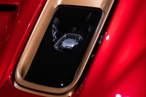  Ferrari Daytona SP3 được trang bị động cơ V12 hút khí tự nhiên dung tích 6.5L, sản sinh công suất 840 mã lực và mô-men xoắn 697 Nm, đi kèm hộp số 7 cấp ly hợp kép F1 DCT. 