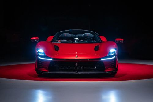  Theo một số nguồn tin, mức giá khởi điểm của Ferrari Daytona SP3 lên đến 2,3 triệu USD. Tuy nhiên, con số này sẽ tăng gấp nhiều lần đối với cách tính thuế tại Singapore. 