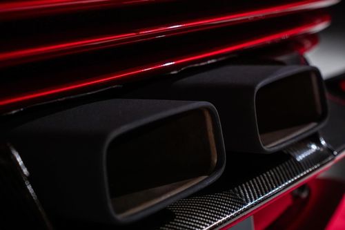  So với phiên bản tiêu chuẩn, chiếc Daytona SP3 độc nhất Singapore này được nâng cấp gói trang bị ngoại thất sợi carbon và ốp cửa ống xả gốm cách nhiệt. 