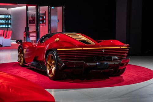 Đây là mẫu xe thứ 3 của Ferrari thuộc dải sản phẩm Icona Series sau chiếc Monza SP1 và Monza SP2. Chỉ có 599 chiếc được sản xuất và người mua được chỉ định bởi Ferrari. 