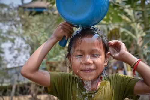 Theo UNICEF, hơn 33 triệu trẻ em đã bị ảnh hưởng từ đợt nắng nóng khắc nghiệt năm nay. Ảnh: UNICEF.