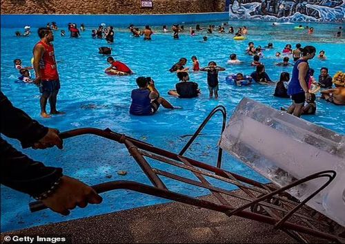 Mọi người đổ xô đến hồ bơi để giải nhiệt ở tỉnh Bulacan, Philippines. Ảnh: Getty. 