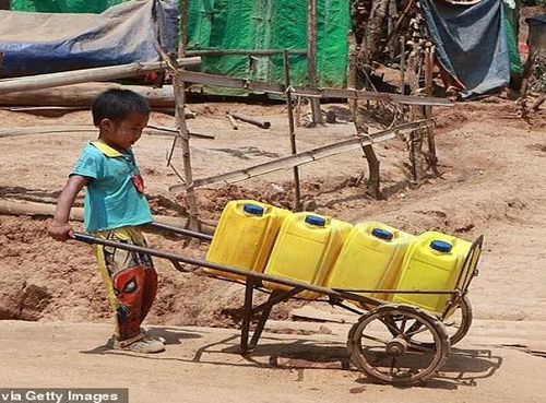  Một bé trai đang chở nước ở Myanmar. Ảnh: Getty. 