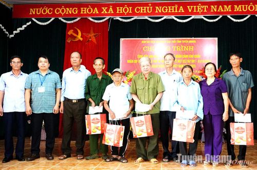 Ban đại diện Hội Người cao tuổi tỉnh trao quà cho các hội viên có hoàn cảnh khó khăn tại xã Tân Tiến (Yên Sơn).