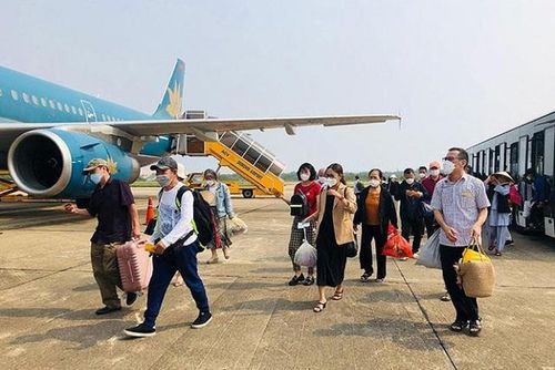 Giá vé máy bay tăng cao ảnh hưởng lớn đến đi lại của người dân.