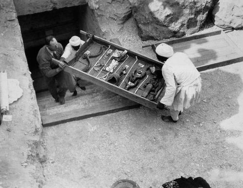 Công nhân di chuyển hiện vật khai quật từ Lăng mộ Vua Tutankhamun năm 1922