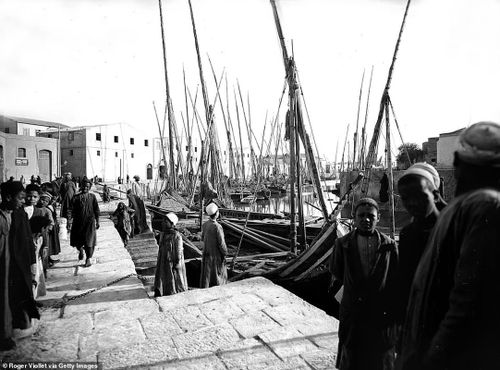 Nhiều tàu thuyền cập cảng ở Alexandria. Vào những năm 1900, đây là một trong những cảng quan trọng nhất và lớn nhất ở khu vực Trung Đông và châu Phi.