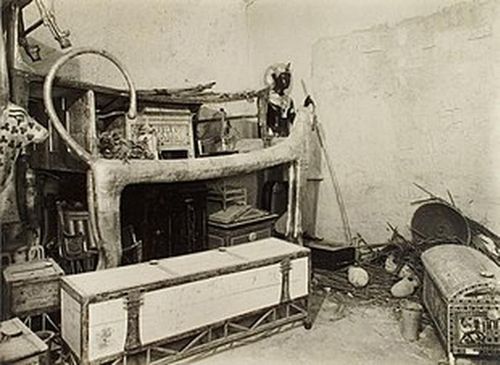 Tuy nhiên, những người khám phá lăng mộ cổ đại cũng phải đối mặt với nguy cơ từ các vi khuẩn cổ đại trong các lăng mộ. Để tránh rủi ro này, những nhà khảo cổ phải thận trọng hơn trong việc tiếp cận và nghiên cứu các ngôi mộ.