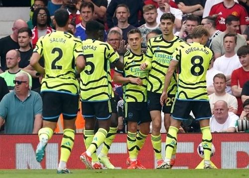 Arsenal thắng Man Utd 1-0 để đòi lại ngôi đầu từ tay Man City sau vòng 37 Ngoại hạng Anh.