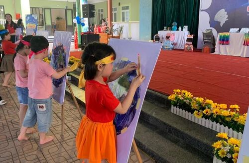 Các bạn nhỏ cùng chung tay để thắp sáng Trái Đất trở nên lấp lánh và bừng sáng hơn bao giờ hết.
