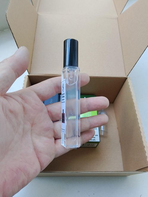 Hai loại CBD cốt vàng và CBD màu trắng đục được một đầu nậu chuẩn bị giao hàng