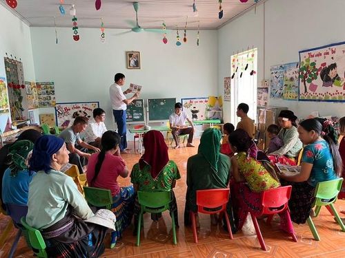 Tuyên truyền cho các em học sinh và bà con về cách phòng tránh ngộ độc nấm.