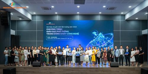 Đại biểu tham dự Hội thảo chuyên môn liên trường bàn về dòng chảy công nghệ trong Chương trình GDPT mới.
