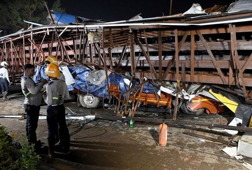 Hiện trường vụ sập biển quảng cáo tại Mumbai, Ấn Độ, ngày 13/5. Ảnh: Stringer/Reuters.
