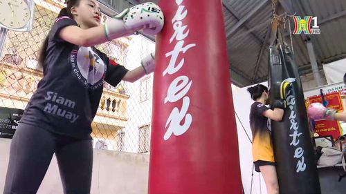 Nhiều phụ nữ ở Hà Nội tập luyện Muay Thái.
