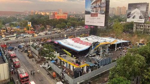 Hiện trường vụ đổ biển quảng cáo ở Mumbai, Ấn Độ ngày 13/5. (Ảnh: The Hindu)