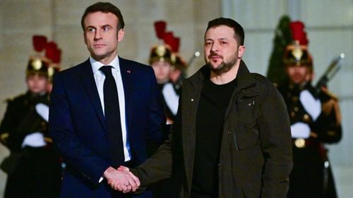 Tổng thống Pháp Emmanuel Macron và Tổng thống Ukraine Volodymyr Zelensky, ngày 16/2. Ảnh: RT