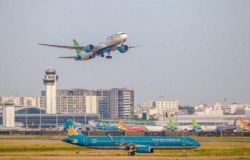 Giá vé máy bay tăng cao ảnh hưởng đến ngành du lịch. (Ảnh minh họa: Kinh tế đô thị)