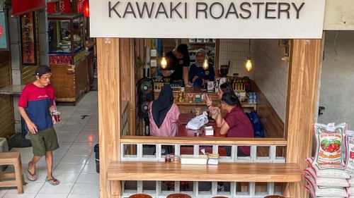  Kawaki Roastery là địa chỉ được người dân địa phương cũng như khách du lịch yêu thích. Khách hàng có thể chọn từ khoảng 30 loại hạt cà phê khác nhau có nguồn gốc từ khắp quần đảo, từ Bali đến Aceh. Ảnh: Nana Shibata/Nikkei Asia. 