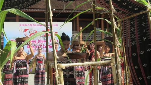Nghi thức dâng mâm cỗ trong Lễ hội Tấc ka coong – cúng thần núi của dân tộc Cơ Tu.
